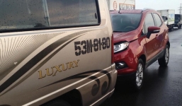 TP.HCM: 3 ô tô tông nhau liên hoàn vì… chiếc mũ bảo hiểm